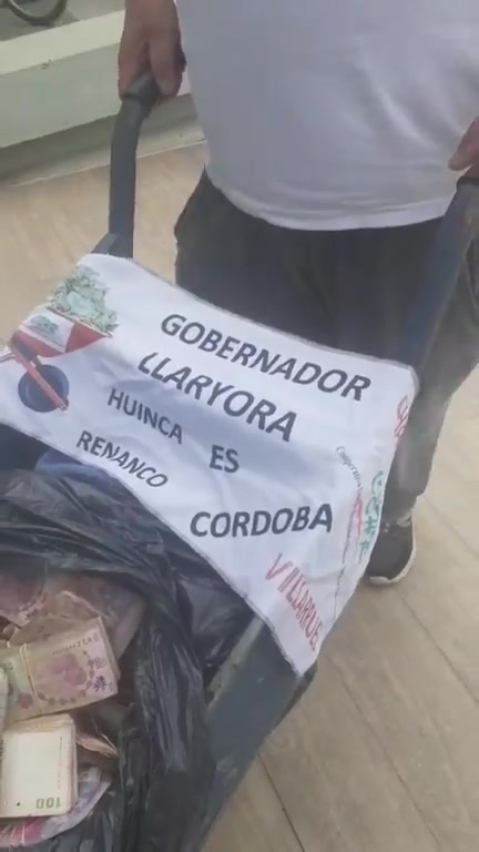 Insólita protesta en Huinca Renancó: fue a pagar la luz con carretilla llena de dinero