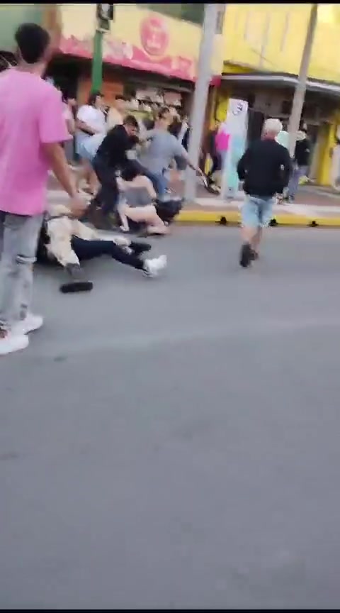 INCREÍBLE: Un joven desarmó a un policía en medio de una violenta gresca en el centro piquense