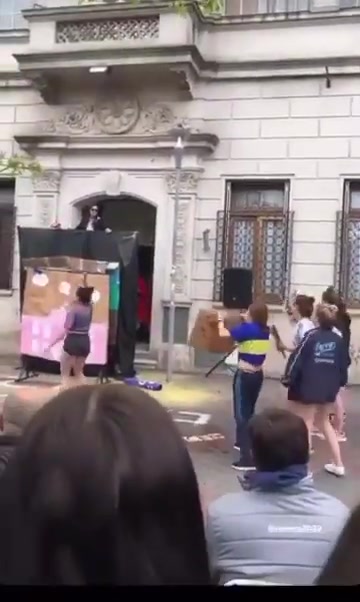 Polémica en Olavarría: estudiantes hicieron una parodia de Cristina Kirchner y se burlaron de los “planeros”