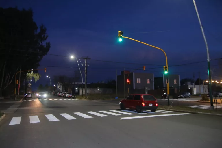 Instalaron un semáforo en calle 24 y 115 para reducir la velocidad en las arterías