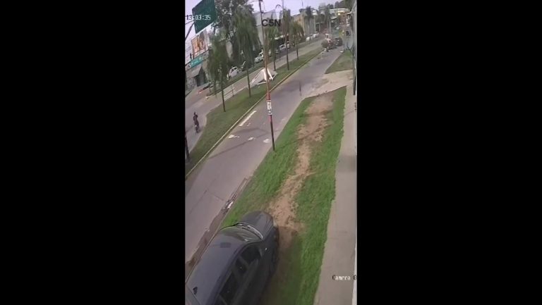 ACCIDENTE FATAL: Un camión chocó a 9 vehículos en un semáforo y una mujer perdió la vida por politraumatismos