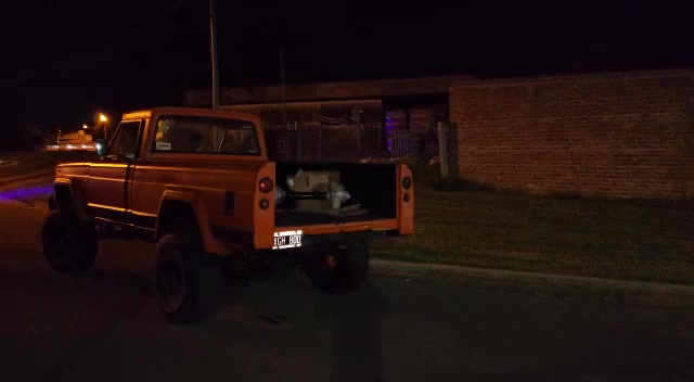 Dos ocupantes de una moto sufrieron graves lesiones tras impactar con una camioneta: fractura expuesta y corte profundo