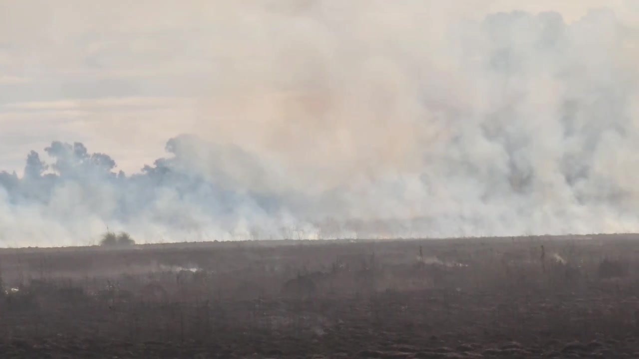Bomberos combate fuego en el camino a la laguna