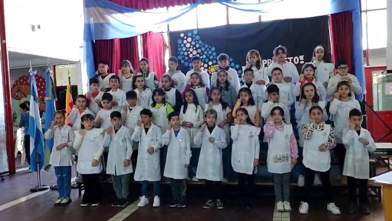 (VIDEO) Un acto de amor, inclusión y patriotismo: alumnos de General Pico interpretaron el Himno Nacional en lengua de señas