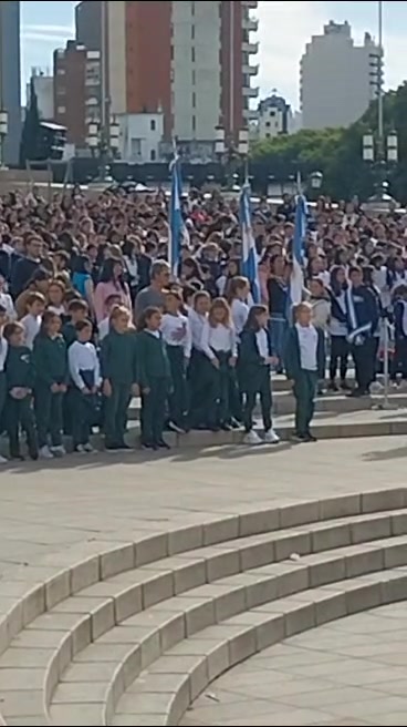 Más alumnos de General Pico prometieron lealtad a la bandera en el monumento en Rosario