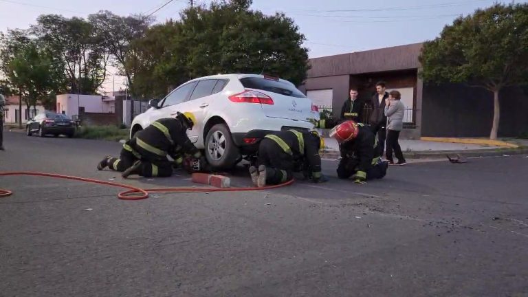 Un auto terminó aplastando a una moto en un fuerte incidente vial que terminó con una joven hospitalizada