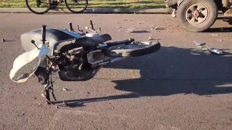 Motociclista terminó fracturado tras un choque con una camioneta en la calle 411