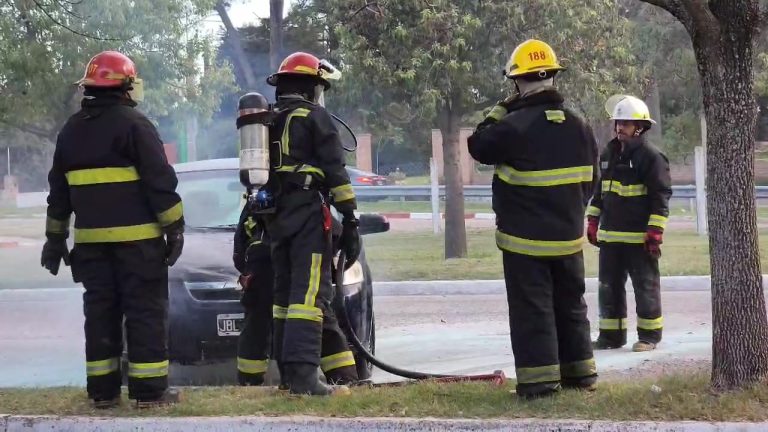 Se incendió un auto en el estacionamiento de la Terminal de General Pico