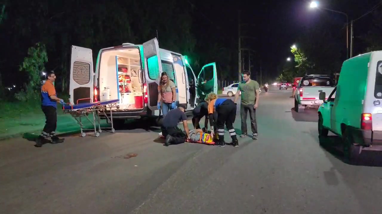 Persona alcoholizada iba como acompañante en una moto y terminó hospitalizado: se cayeron, hubo un choque y fugados