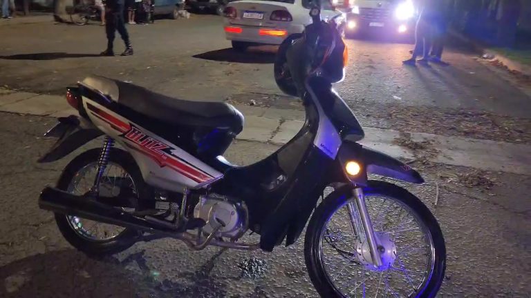 Una moto y un radiotaxi chocaron en barrio Don Bosco
