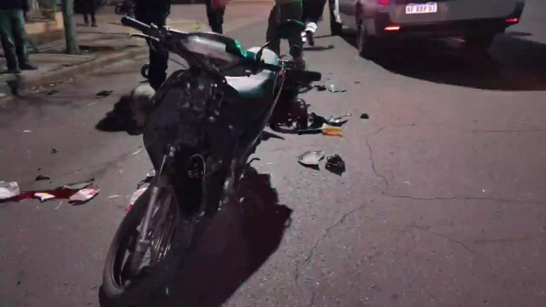 Chocaron de frente 2 motos y una de las conductoras quedó inconsciente