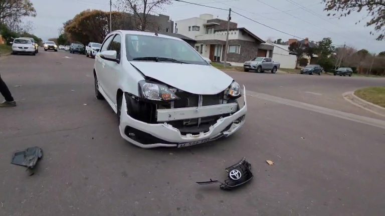 Fuerte choque en la esquina de 22 y 115: motociclista fue trasladado por el SEM