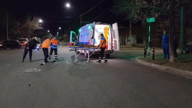 Fuerte choque en calle 25 y 14: motociclista trasladado al hospital
