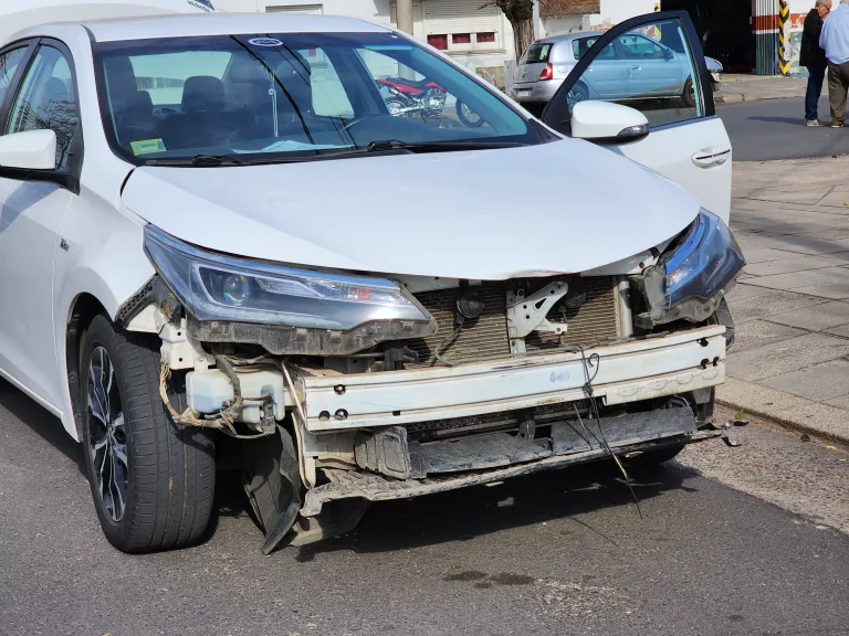Choque vehicular en calle 17 y 28: solo daños materiales