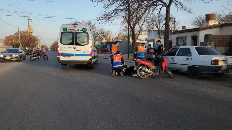 Siniestro vial en calle 40: mujer sufrió fractura tras colisión con un perro