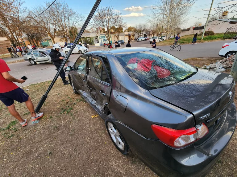 General Pico | Lavador de autos impactado por un Ford Sierra a metros de entregar el vehículo a su propietario