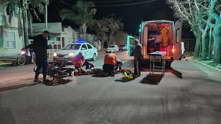 Motociclista colisionó con un ciclista y terminó hospitalizada