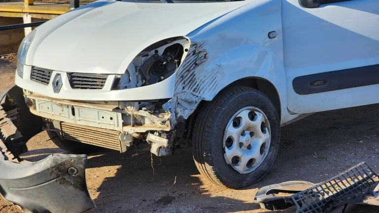 Utilitario y un camión protagonizaron un siniestro vial en calle 108 y Ruta Provincial 1