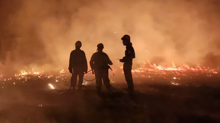 LA FOTO DEL DÍA: bomberos trabajaron durante la noche en un incendio de pastizales que cubrió de humo el barrio Ranqueles