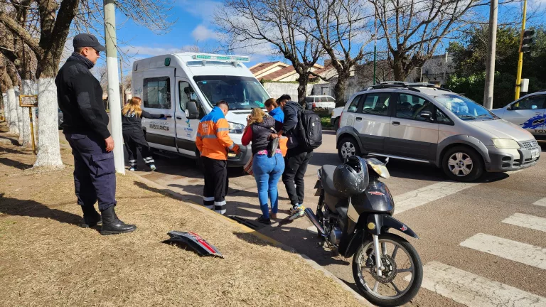 Una motociclista lesionada tras colisionar con un camión que estaba descargando en la zona