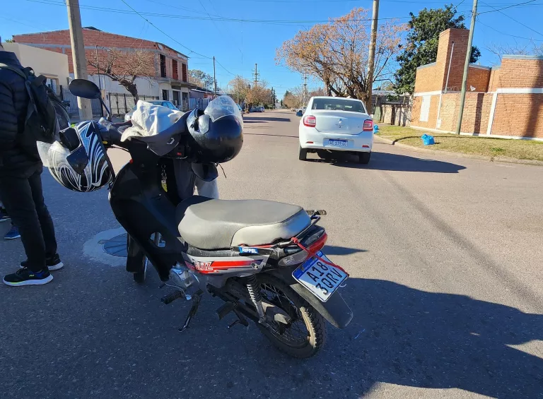 Adolescentes en moto chocaron contra un auto en calle 23 y 34