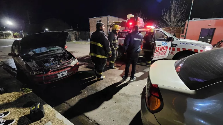 Incendio de vehículo dejó daños en la parte del motor