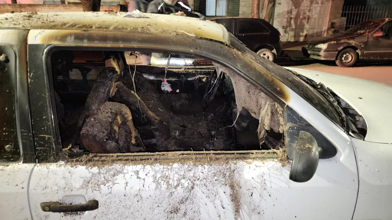 General Pico | Un auto quedó con serios daños por el fuego e investigan si se trata de un hecho intencional