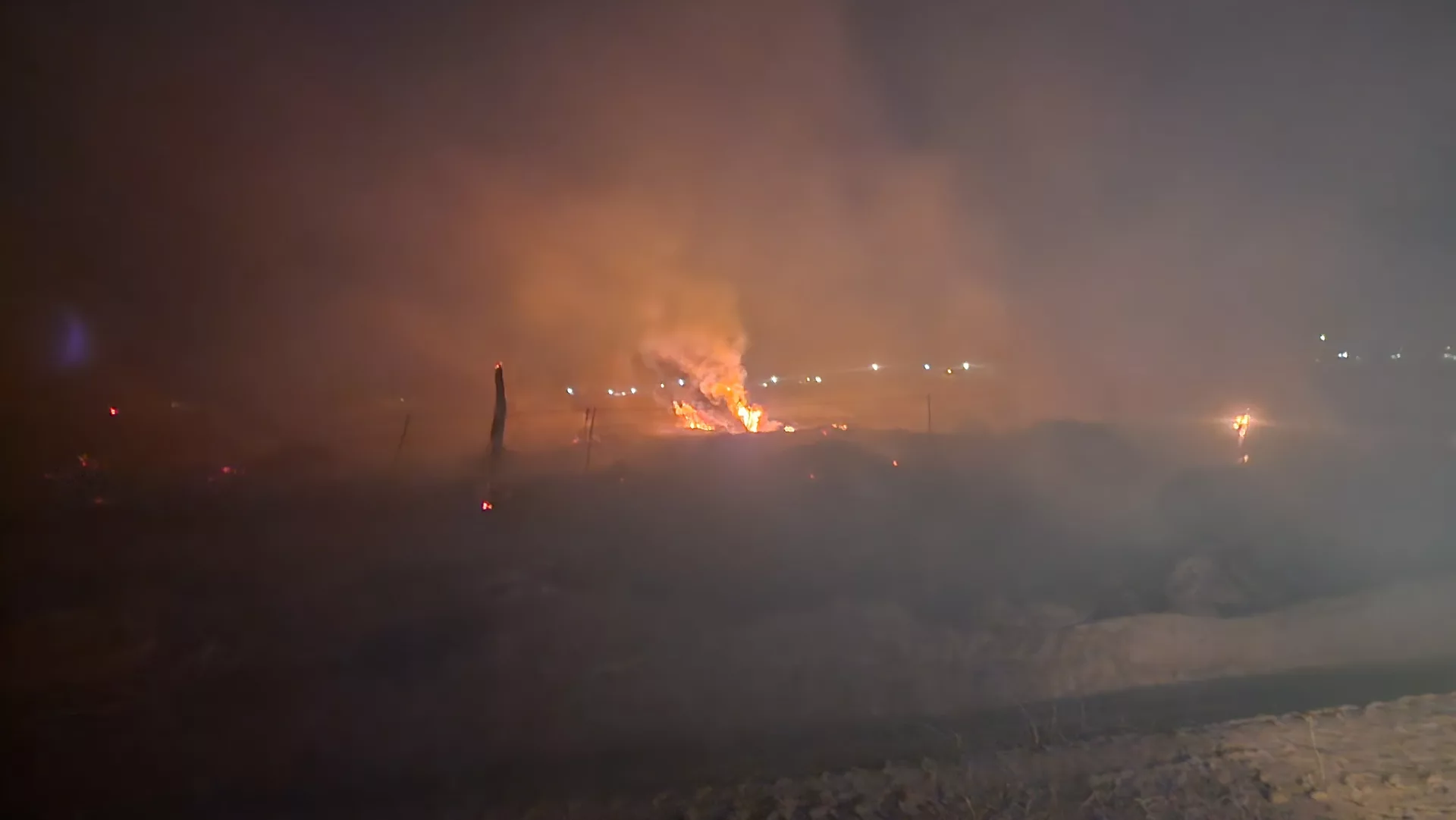 Bomberos trabaja en incendio de pastos y algunos autos antiguos en un desarmadero de General Pico
