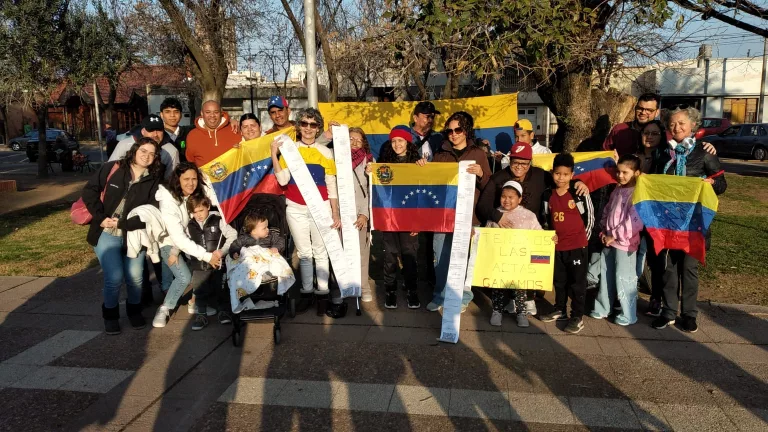 Crisis en Venezuela: inmigrantes se movilizaron en la Plaza San Martín de General Pico