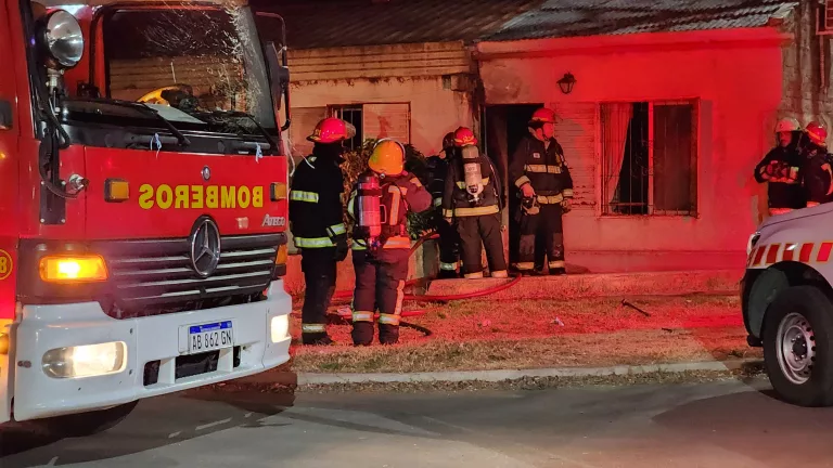 Tensión y destrucción: dos incendios simultáneos arrasan con viviendas en General Pico