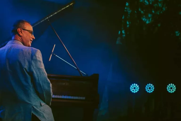 El músico Nicolás Ledesma, junto a su hijo, cerrará el Ciclo de Cuerdas y Vientos de agosto en El Viejo Galpón