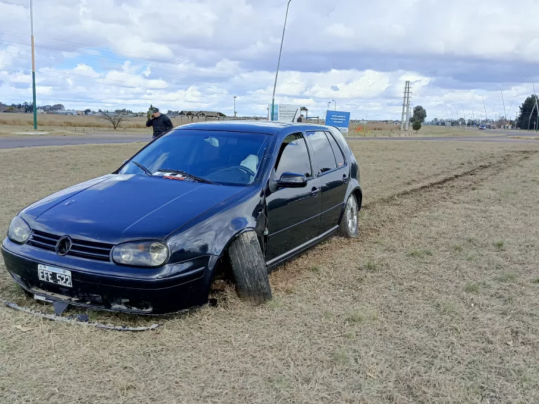 Automovilista pasó de largo en la rotonda de Pueblo Nuevo: una persona herida y hospitalizada