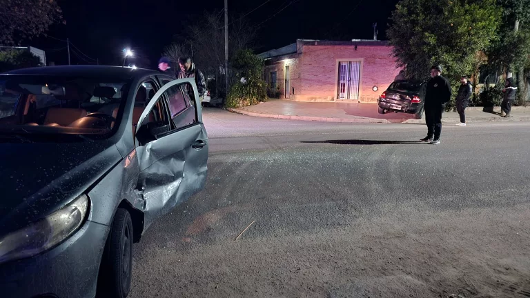Violento siniestro vial en la intersección de calle 21 y 6 deja dos heridos y vehículos dañados