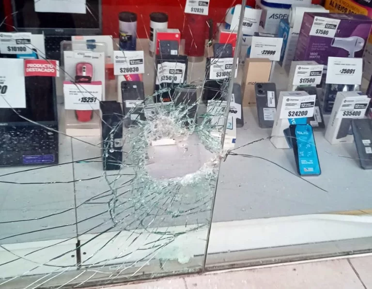 General Pico: rompieron la vidriera de un local y robaron celulares en pleno centro
