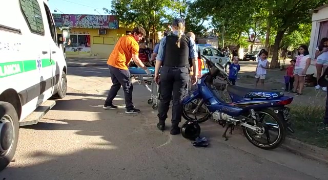 Fuerte choque entre una moto y un auto en calle 31 bis y 40: Un joven fue hospitalizado