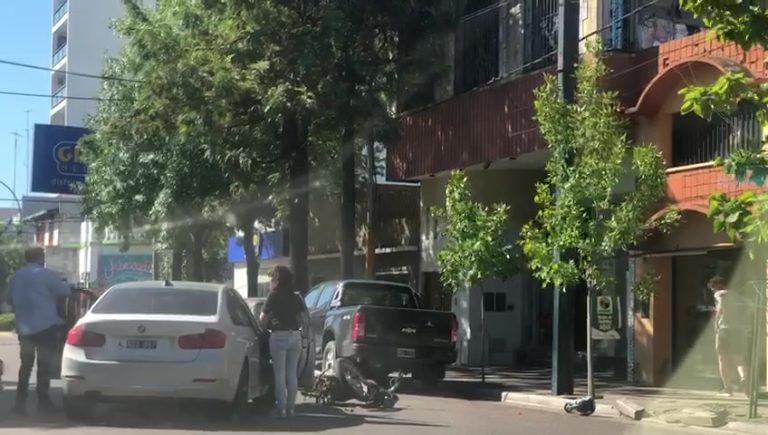 Accidente frente al correo: Un motociclista fue asistido por el SEM
