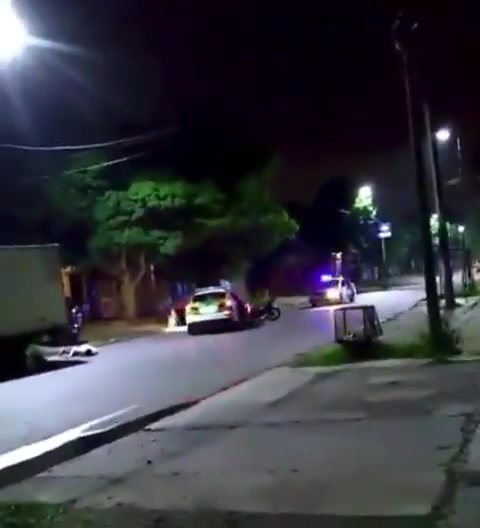 Impactante persecución: un patrullero chocó a una moto que había escapado de un control policial en Ituzaingó