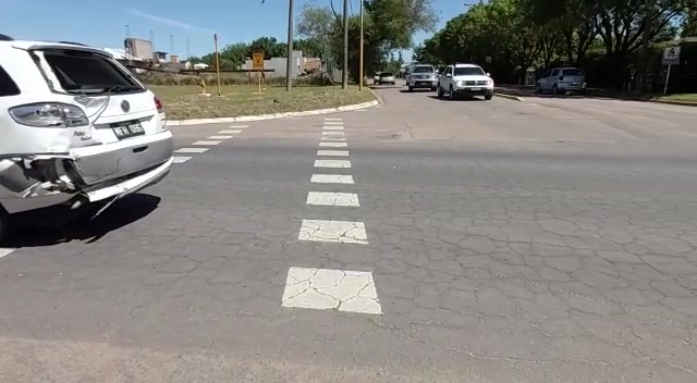 Una camioneta se chocó de atrás a un auto en el semáforo de Ruta 1 y calle 2