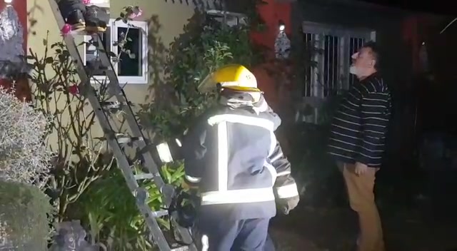 Bomberos trabajó en un incendio de vivienda en barrio Carlos Berg