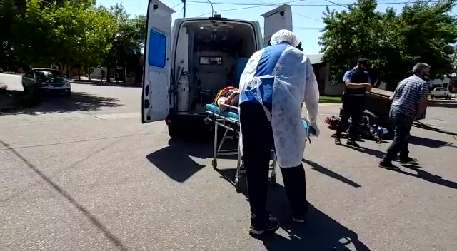 Trasladan a una joven mujer al hospital tras un accidente en calle 35 y 20