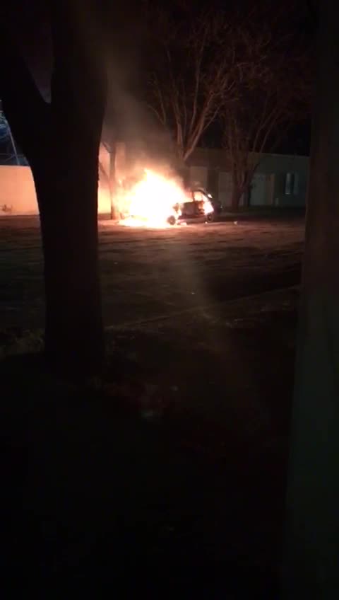¿”Quemacoches”? Dos autos se prendieron fuego casi en simultáneo en la madrugada piquense