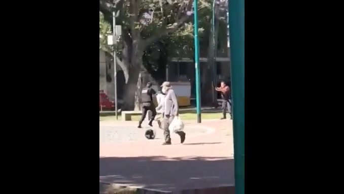 Tiros en Plaza Constitución: policías dispararon 11 veces para frenar un ataque con cuchillo y hubo dos heridos