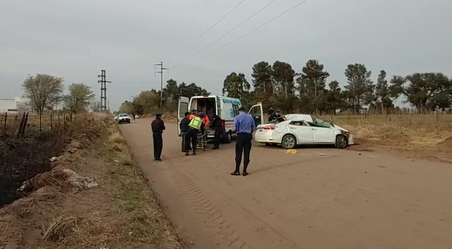 Grave accidente: Volcó un auto en calle 500 y un hombre fue trasladado al hospital Gobernador Centeno