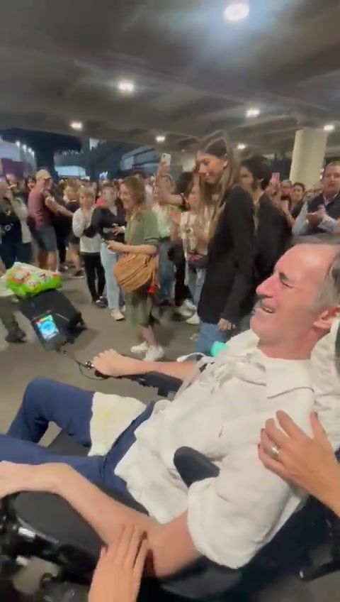 Video: Esteban Bullrich fue al recital de Coldplay y recibió un caluroso recibimiento