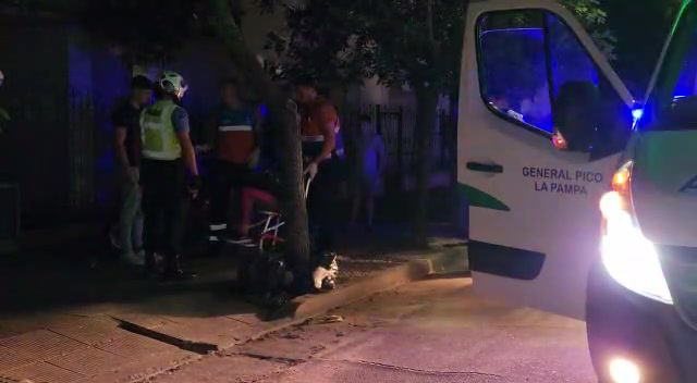 Mujer perdió el conocimiento luego sufrir una descompensación y sufrió una fuerte caída de su moto