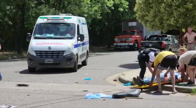 Motociclistas heridos en colisión con automóvil en la intersección de calles 1 y 6