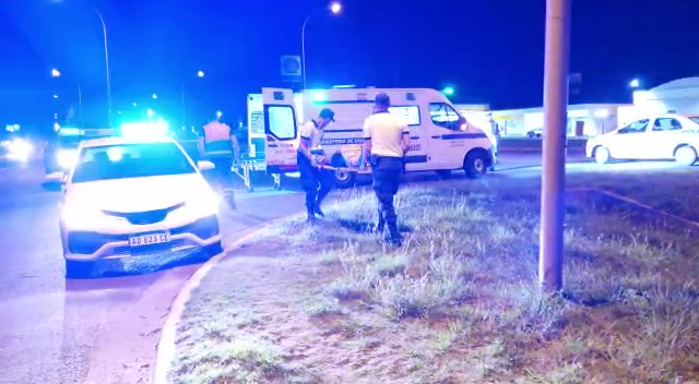 Grave accidente: dos personas en moto terminaron en el canal de desagüe tras chocar con un auto