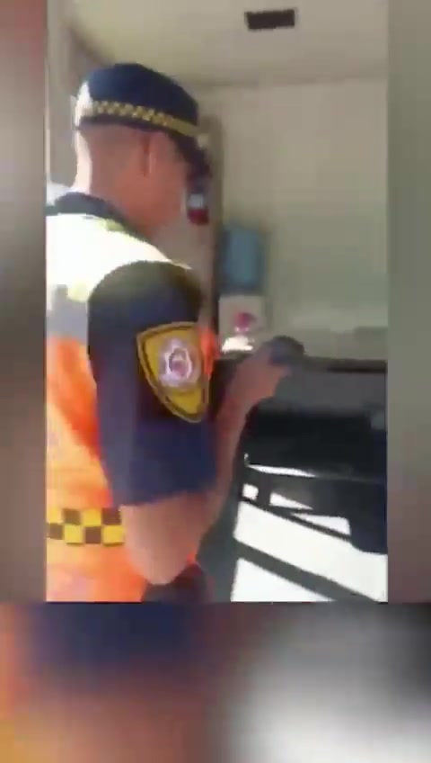 Lo frenaron en la ruta de Córdoba, presentó el carnet digital y el policía le dio una polémica respuesta: “Multa por…”