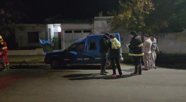 Rápida intervención de bomberos evita incendio mayor en Renault Express en calle 5 y 14