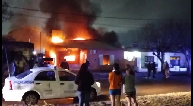 Impactante video de la casa envuelta en llamas donde murió una persona en General Pico